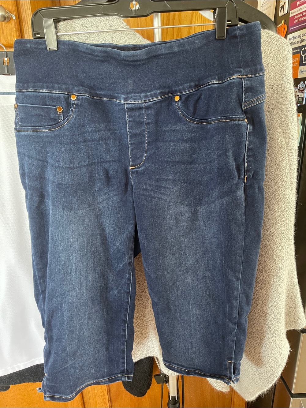 Seven 7 women Navy Blue Denim Capris with Gold Logo 14W